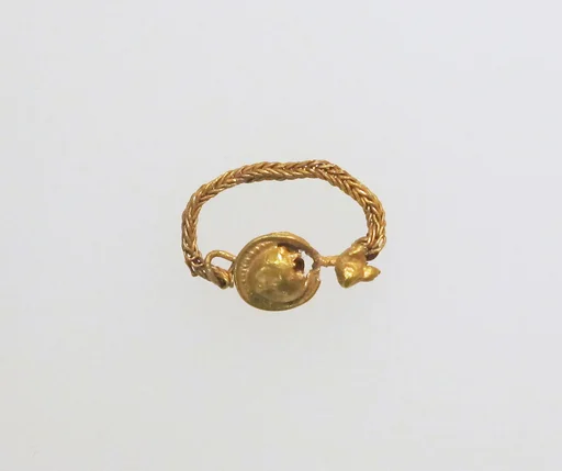 Earring with disc, chain and bird's head