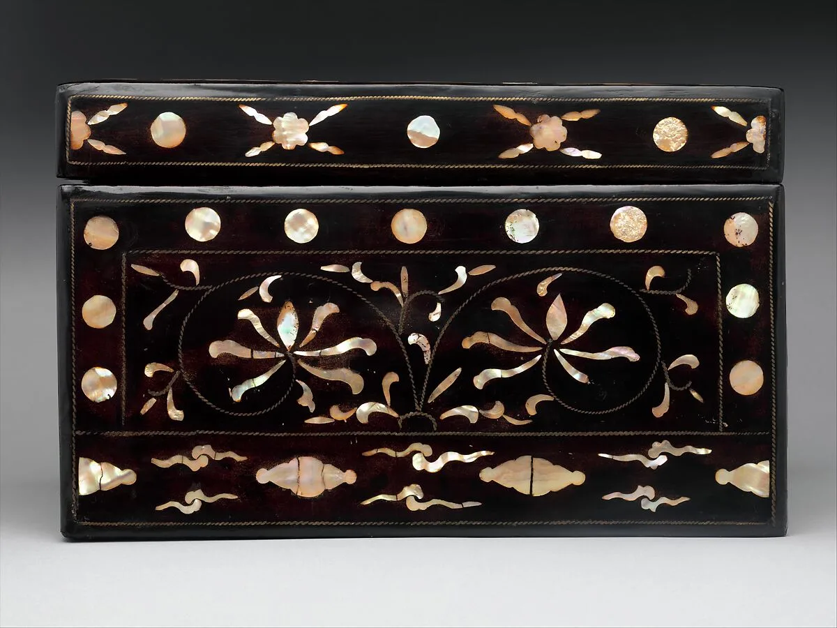 나전 대모 칠 꽃 구름 무늬 함 조선|螺鈿玳瑁漆 花雲文 函 朝鮮|Box decorated with flowers and clouds — Unknown