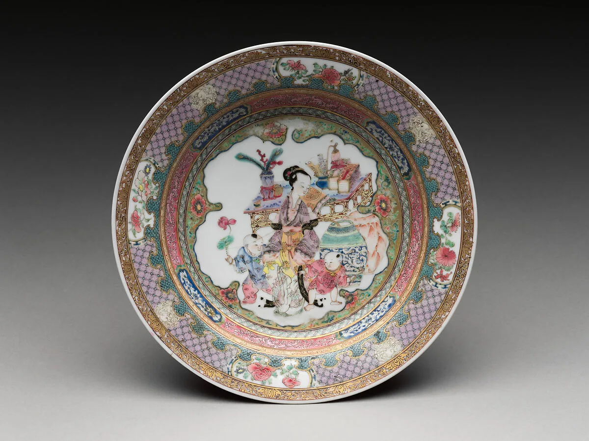 清 景德鎮窯粉彩仕女童子盤|Dish with scene of a woman and children — Unknown