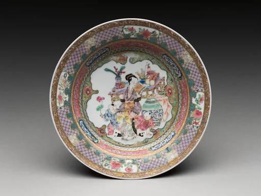 清 景德鎮窯粉彩仕女童子盤|Dish with scene of a woman and children