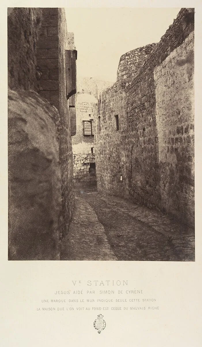 Ve Station. Jésus aidé par Simon de Cyrène. Une marque dans le mur indique seule cette station. La maison que l'on voit au fond est celle du mauvais riche — Louis de Clercq|H. Jannin|J. Blondeau et Antonin