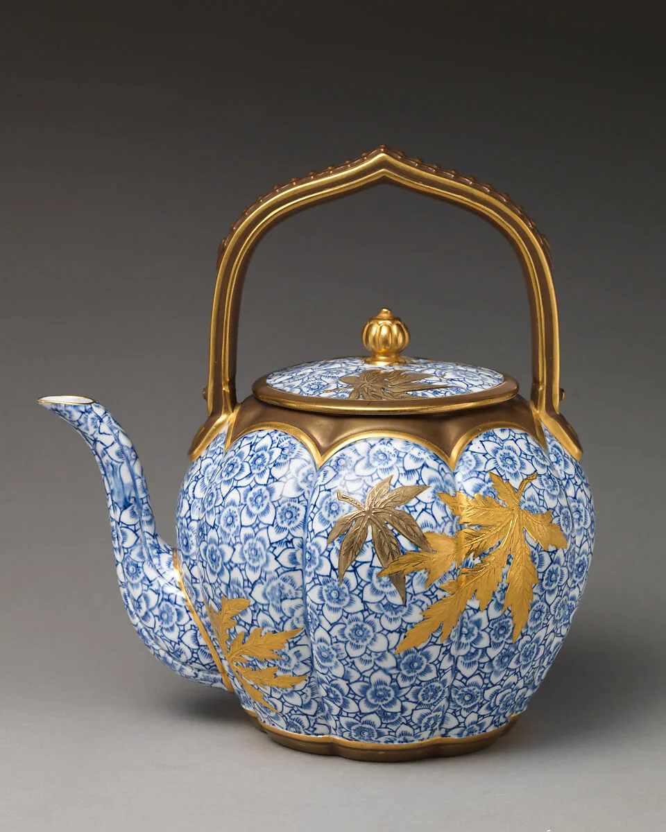 Teapot with fixed handle — Worcester factory