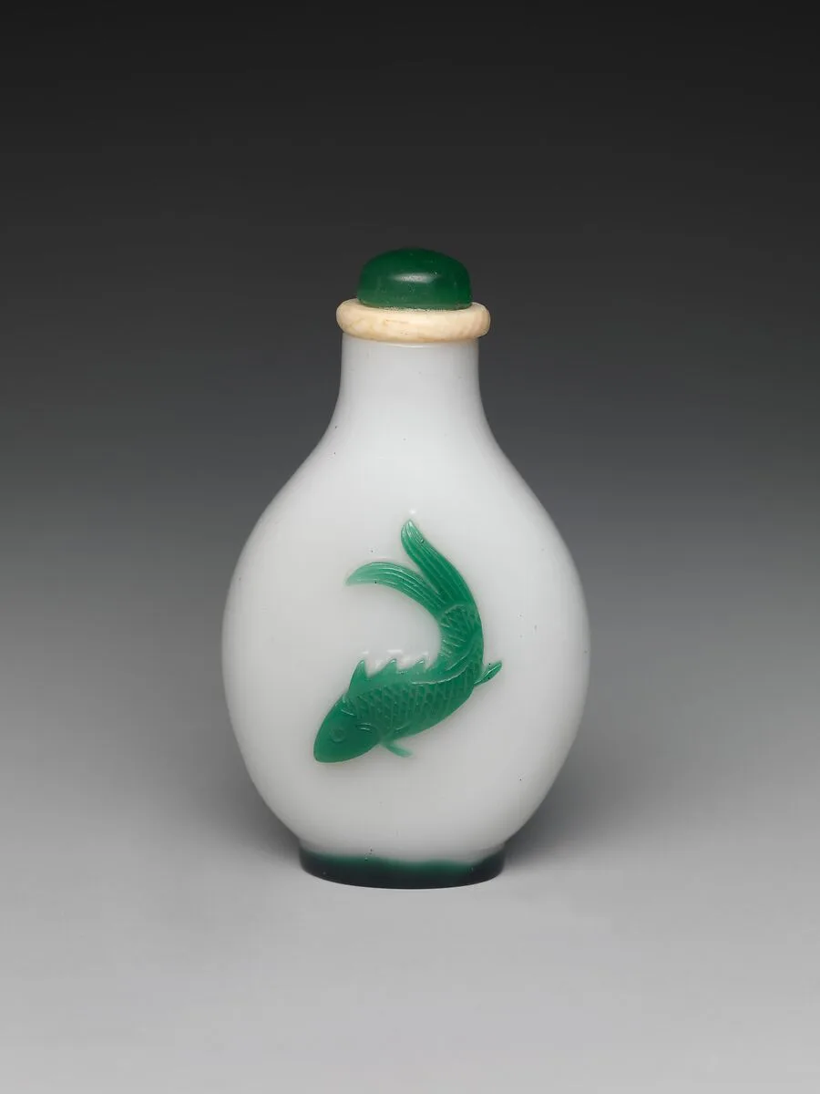 清中期 套料玻璃遊魚鼻煙壺|Snuff bottle with fish — Unknown