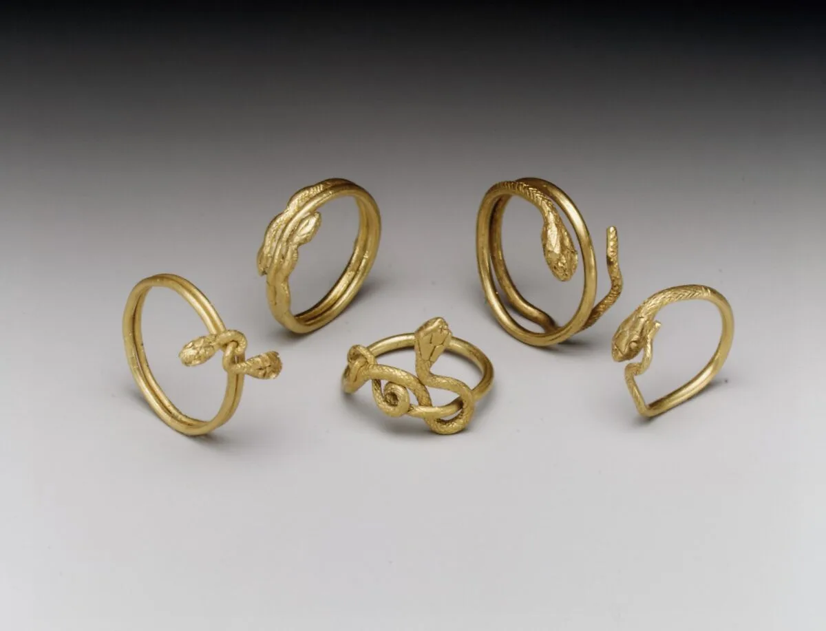 Ring with snake's head terminals twisted to form the bezel — Unknown