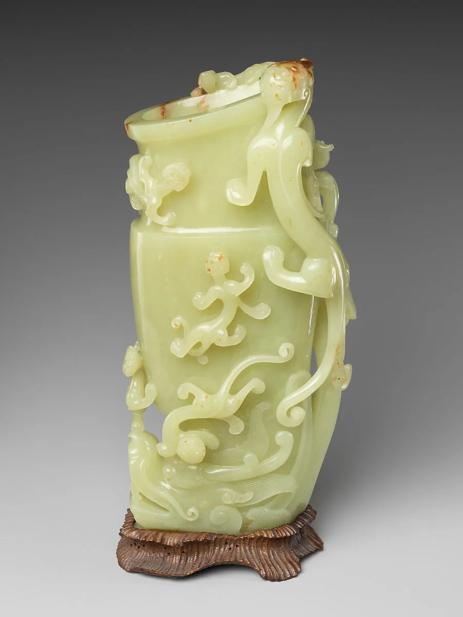 清乾隆 玉雕螭龍瓶|Vase with chi dragons — Unknown