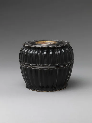 元 黑漆錫釦嵌螺鈿蓮瓣盒|Covered box with lotus-petal rim