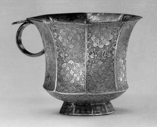 唐 八棱鎏金銀杯|Octagonal cup with ring handle