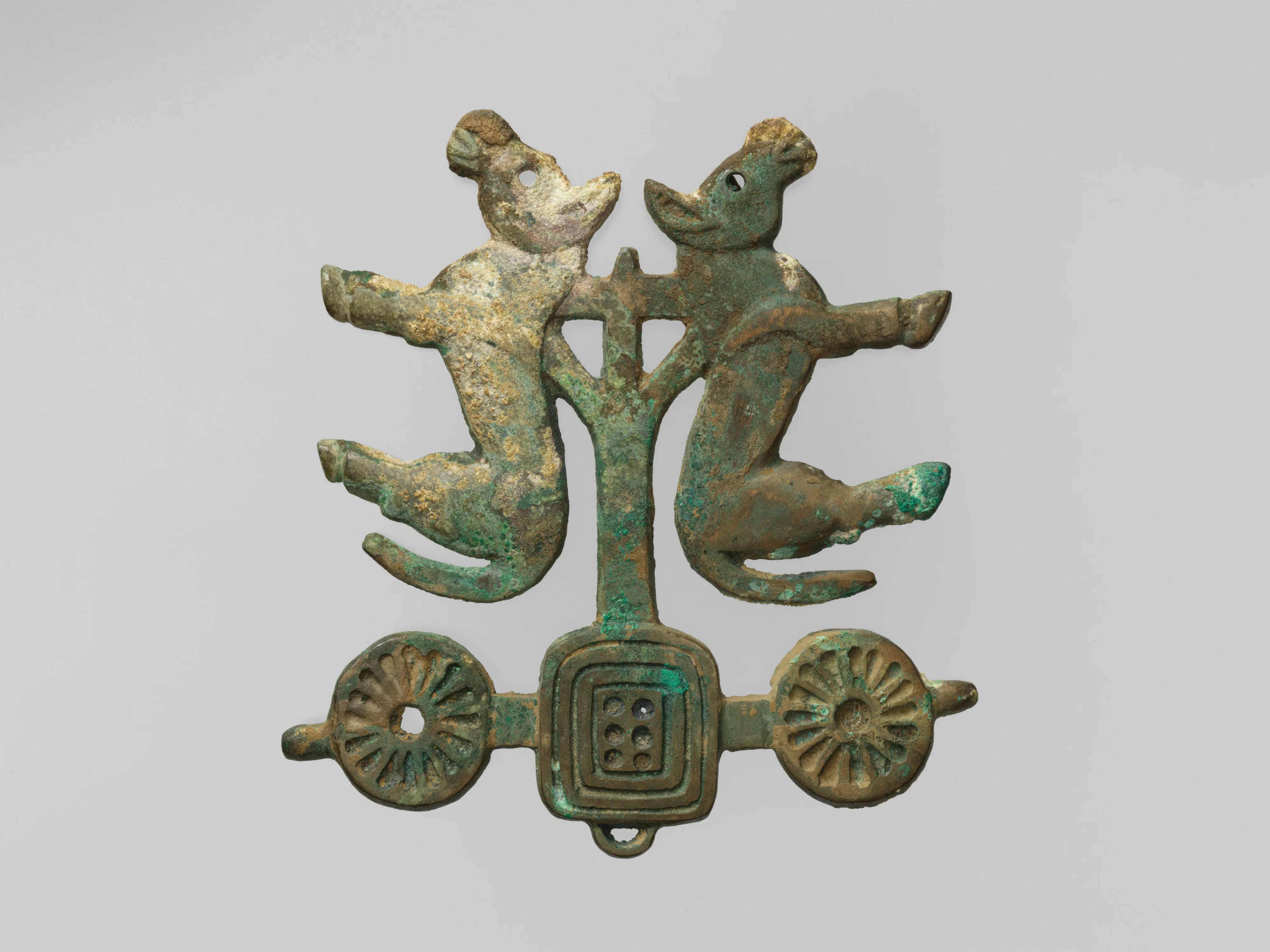 牛車紋青銅飾件|Plaque in the Shape of a Chariot — Unknown