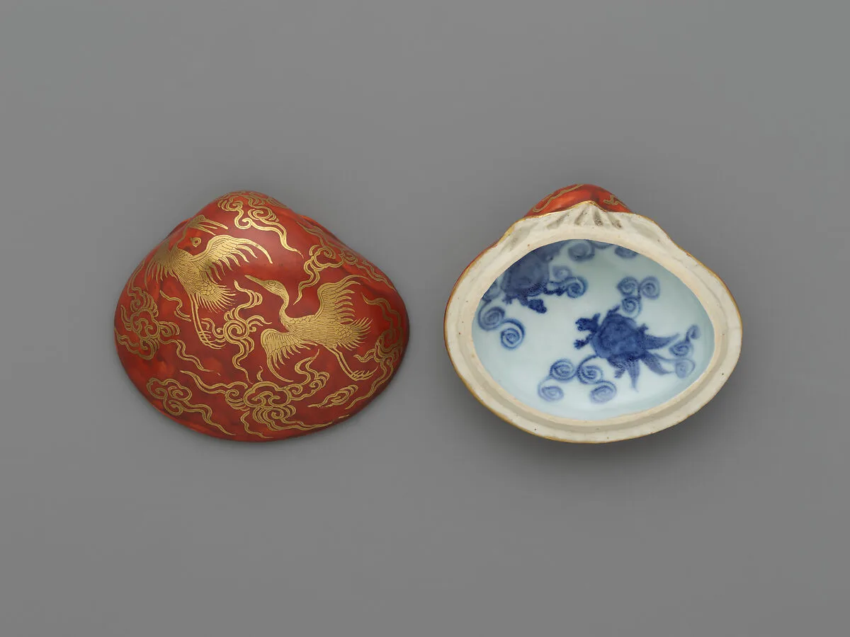 永樂保全作 金襴手貝形香合|Incense Container (Kōgō) in the Shape of a Clamshell, with Cranes and Tortoise Motifs — Eiraku Hozen