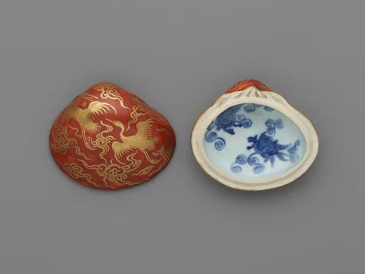 永樂保全作　金襴手貝形香合|Incense Container (Kōgō) in the Shape of a Clamshell, with Cranes and Tortoise Motifs