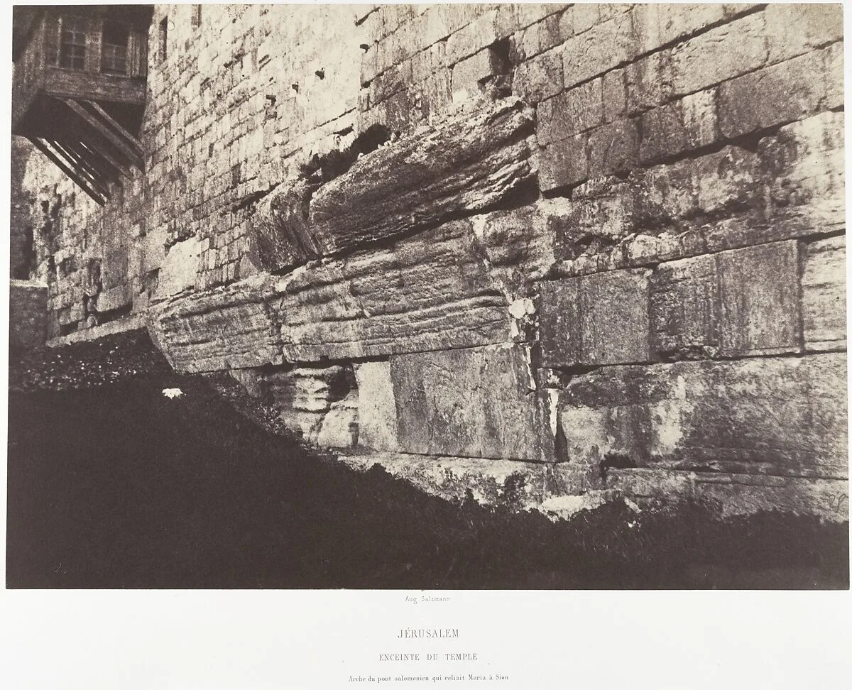 Jérusalem, Enceinte du Temple, Arche du Pont Salomonien qui reliait Moria à Sion — Imprimerie photographique de Blanquart-Évrard, à Lille|Auguste Salzmann