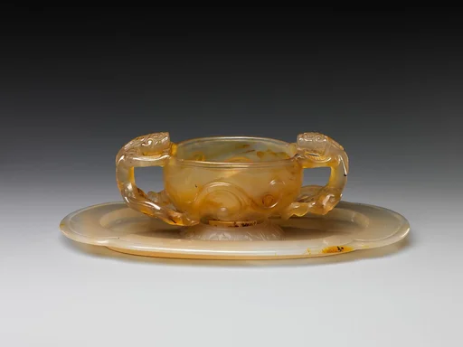 清 瑪瑙雙螭杯|Cup with dragon handles and saucer