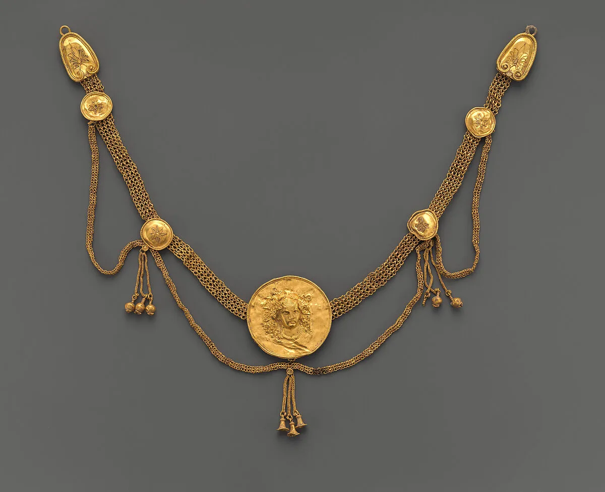Gold necklace — Unknown