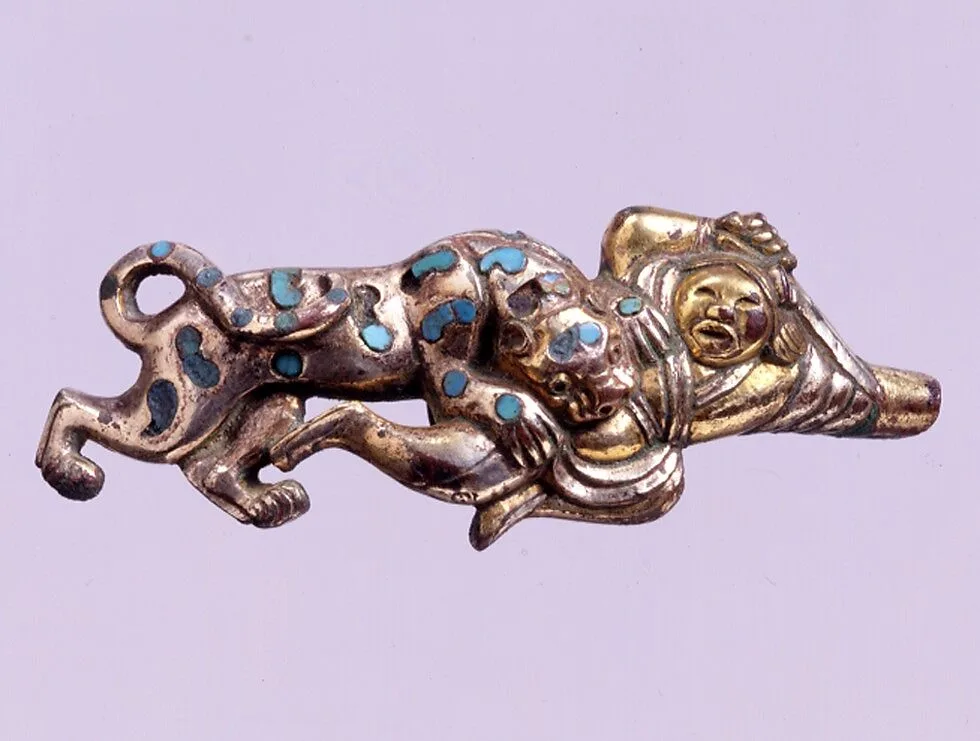 鎏金嵌松石豹搏人紋青銅帶鈎|Belt Hook in the Shape of a Warrior and a Leopard — Unknown