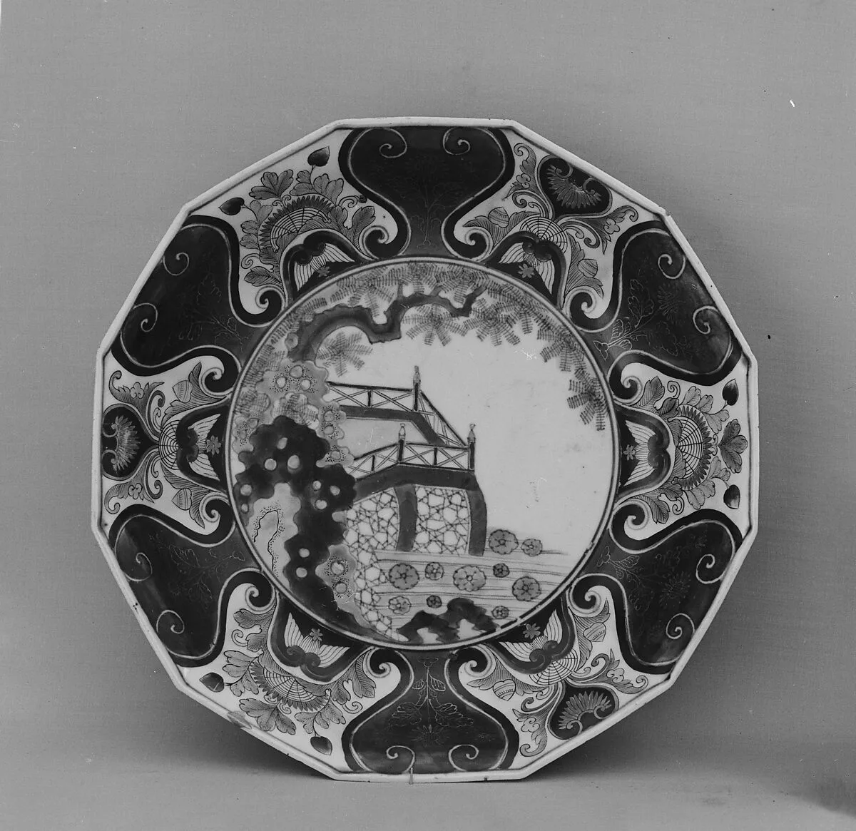 色絵欄干石垣文皿|Dish with Stone Wall — Unknown
