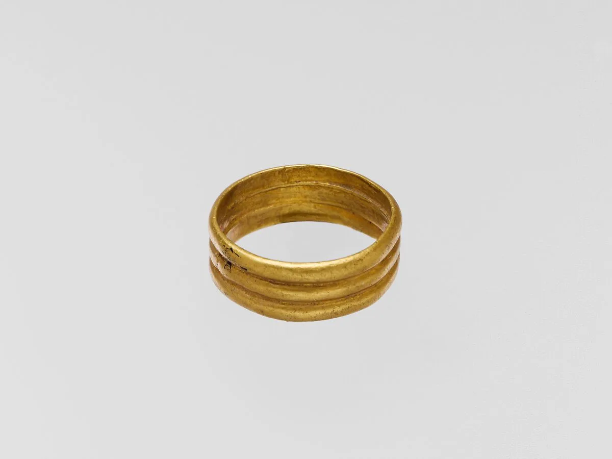 Gold ring with three horizontal ribs — Unknown