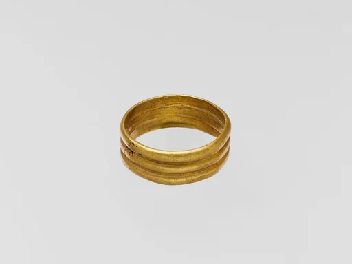 Gold ring with three horizontal ribs
