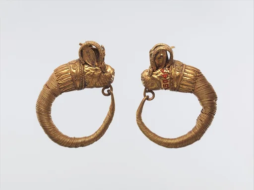 Earrings with lion-griffin terminal