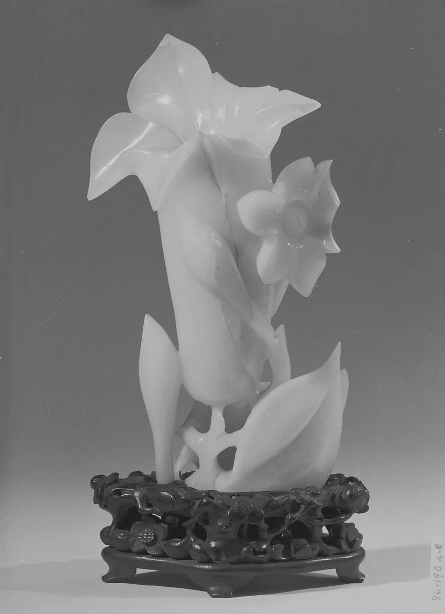 清 玉雕玉蘭瓶|Vase in the shape of a magnolia — Unknown