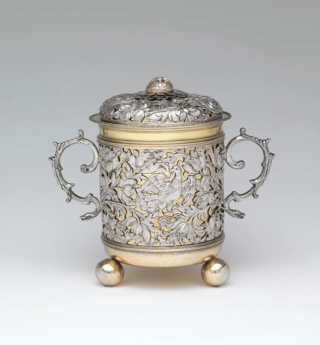 Cup with two handles and cover — Unknown