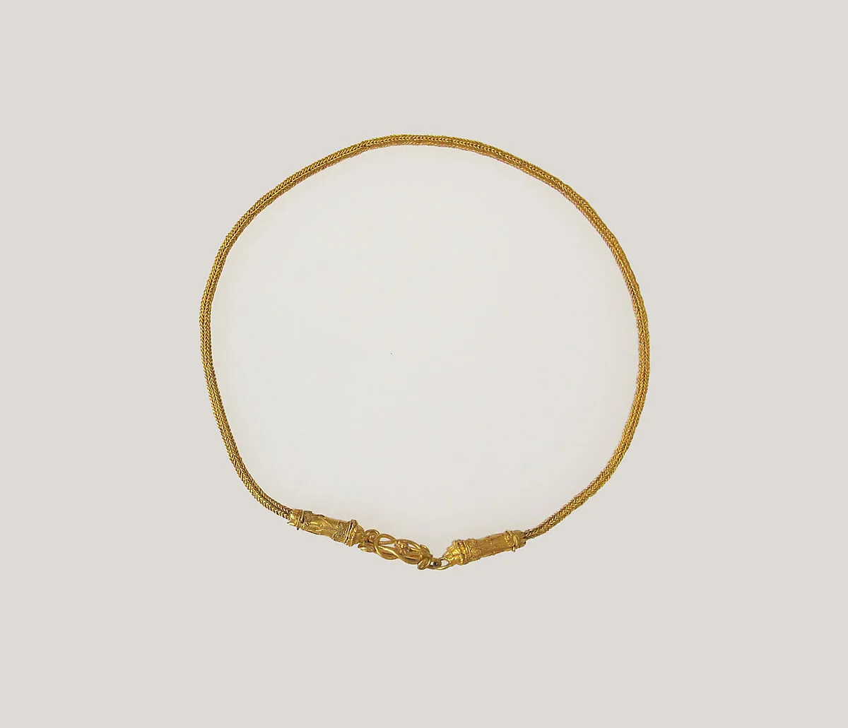 Gold necklace with lion's head terminals — Unknown