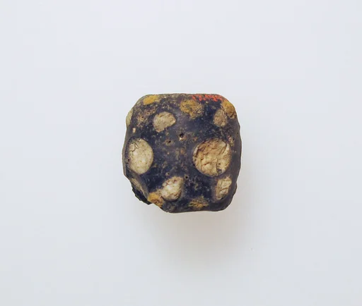 Glass eye bead