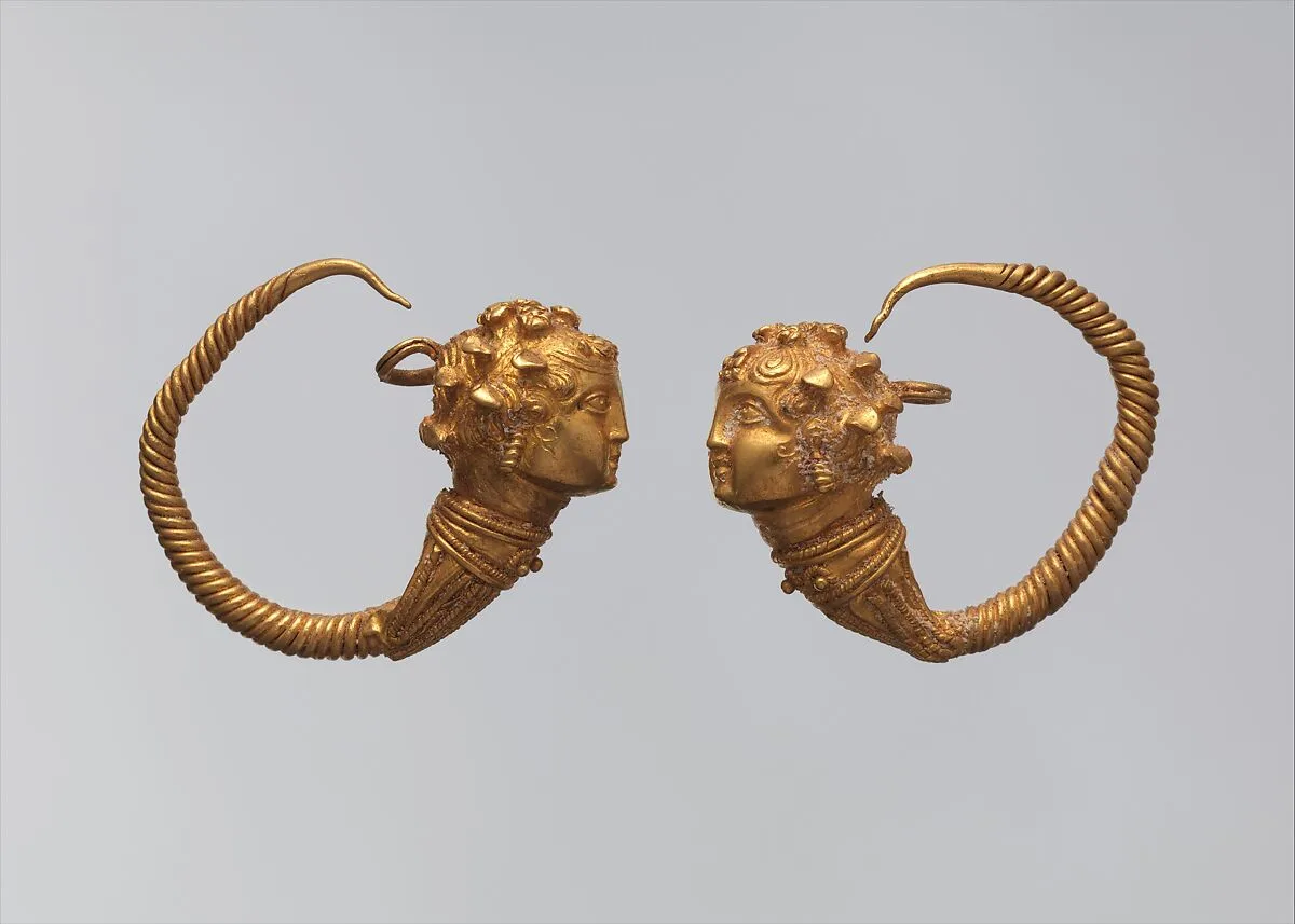 Maenad-head earrings — Unknown