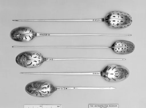 Strainer spoon