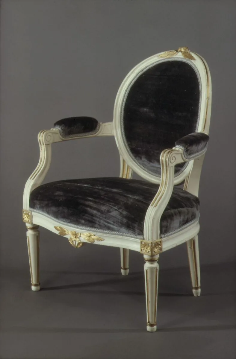 Oval-back armchair — Unknown