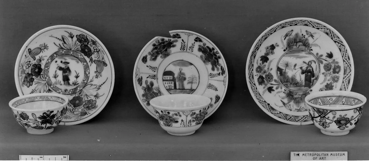 Teabowl and saucer (not en suite) — Unknown