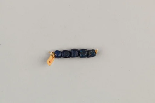 String of 5 four-sided beads