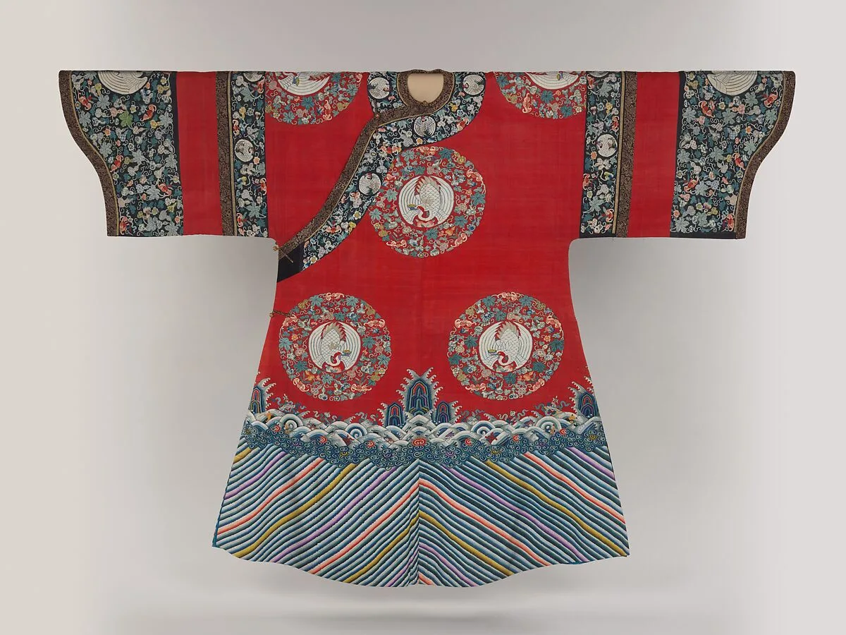 清晚期 紅地緙絲團鶴紋女袍|Woman’s robe decorated with crane medallions — Unknown