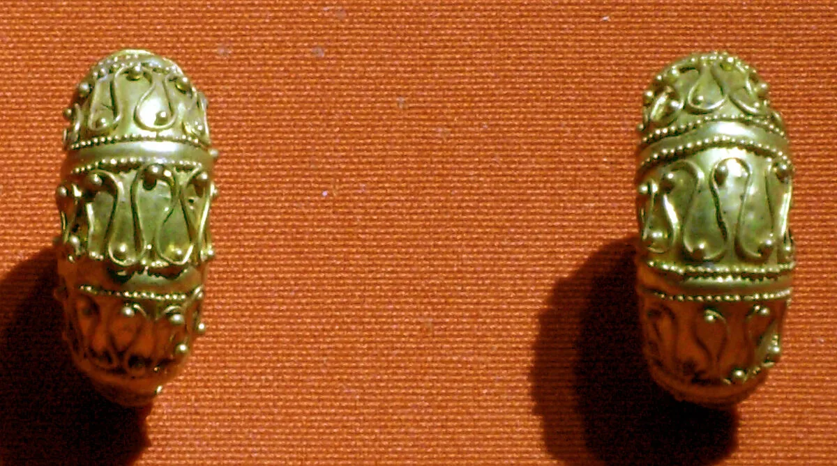 Boat-shaped earrings with filigree and granule decoration — Unknown