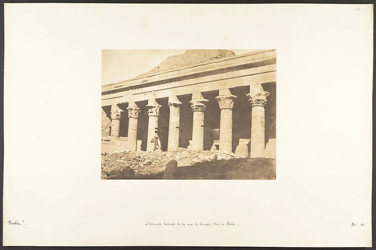 Colonnade latérale de la cour du Temple d'Isis, à Philae — Maxime Du Camp