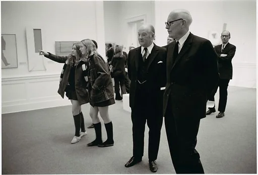 [People in the Gallery, Metropolitan Museum of Art]