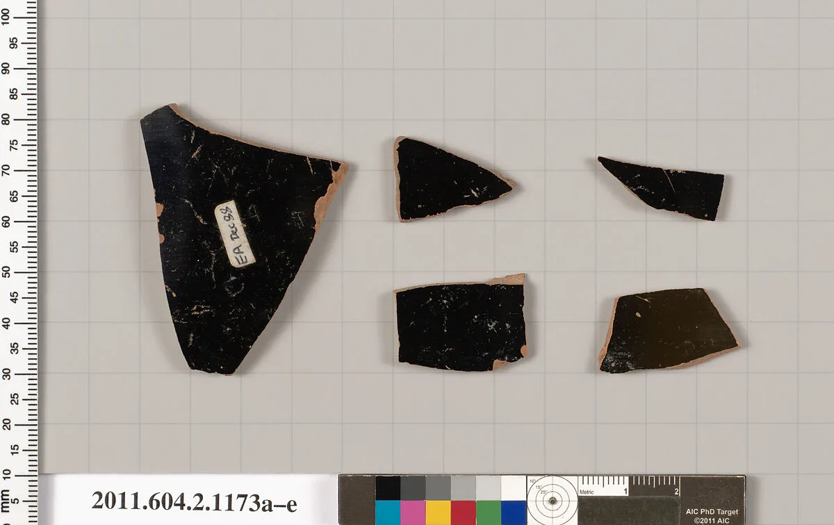 Terracotta fragments of closed shapes — Unknown