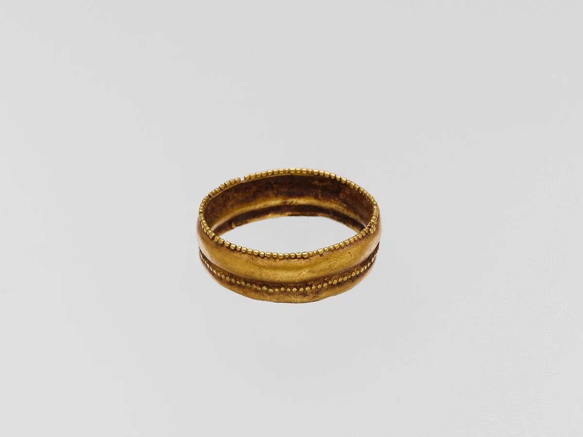 Gold ring with two horizontal ribs — Unknown