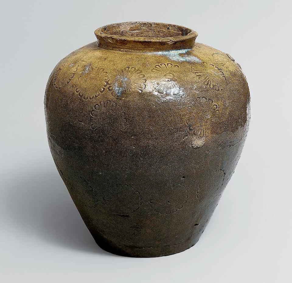 古瀬戸灰釉菊花文壺|Jar (Tsubo) with Chrysanthemums — Unknown