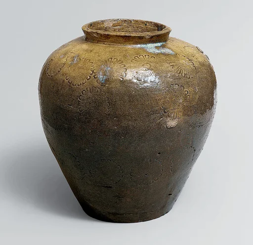 古瀬戸灰釉菊花文壺|Jar (Tsubo) with Chrysanthemums