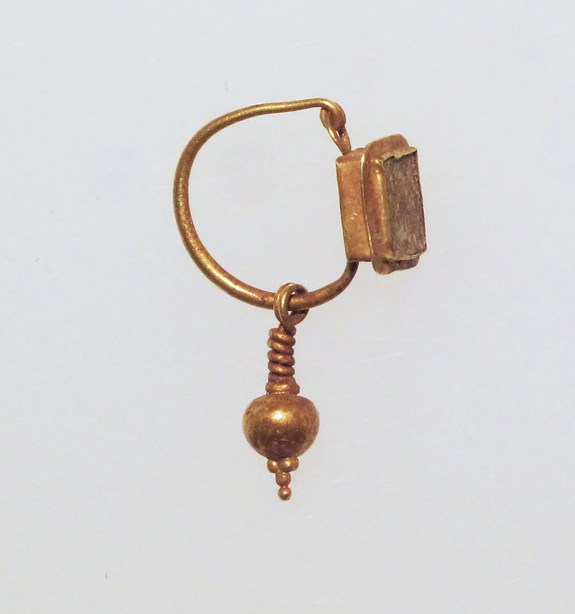 Earring with pendant — Unknown