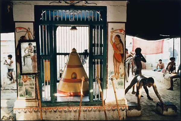Wrestlers Exercise, Hanuman Shrine, Benares, Uttar Pradesh — Raghubir Singh