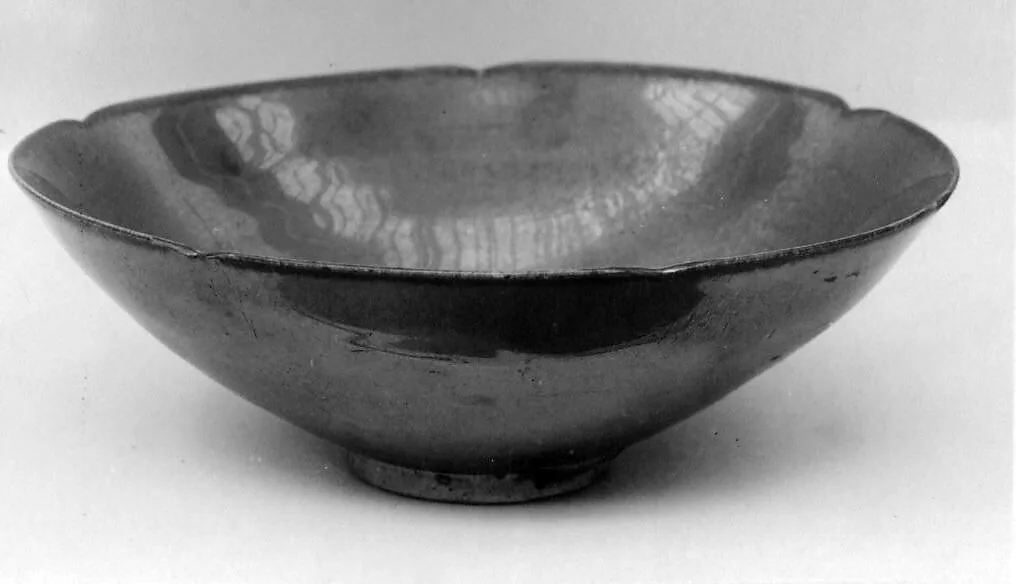 北宋 定窯醬色釉六出花口碗|Bowl with hexafoil rim — Unknown