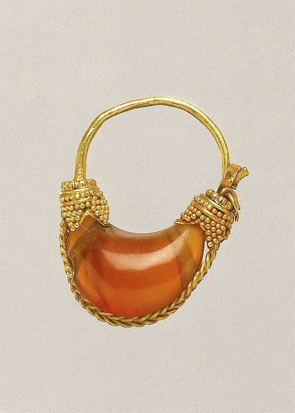 Gold and carnelian boat-shaped earring — Unknown