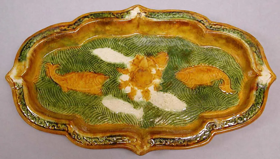 遼 雙魚紋三彩磁盤|Oblong dish with foliate rim — Unknown