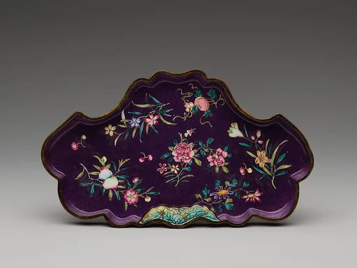 清中期 銅胎畫琺瑯花鳥紋荷葉盤|Lotus-leaf formed tray with flowers and fruits