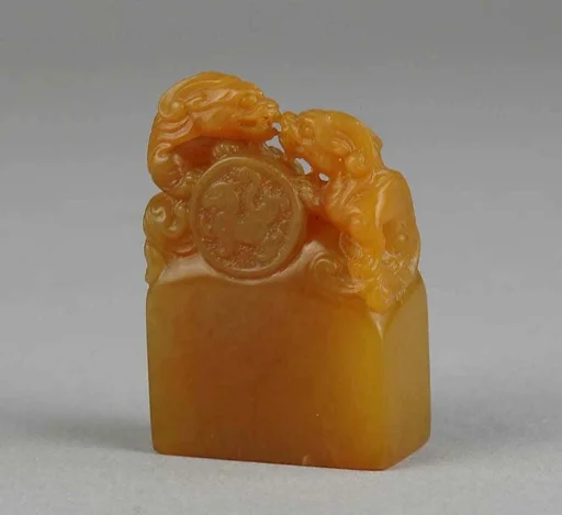 田黃雕三螭紐章料|Square Seal with Knob In the Shape of Three Felines