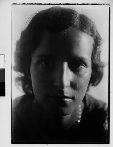 [Unidentified Woman: Dorothy Harvey?]