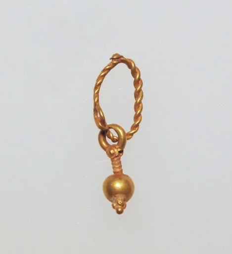 Gold earring with pendant