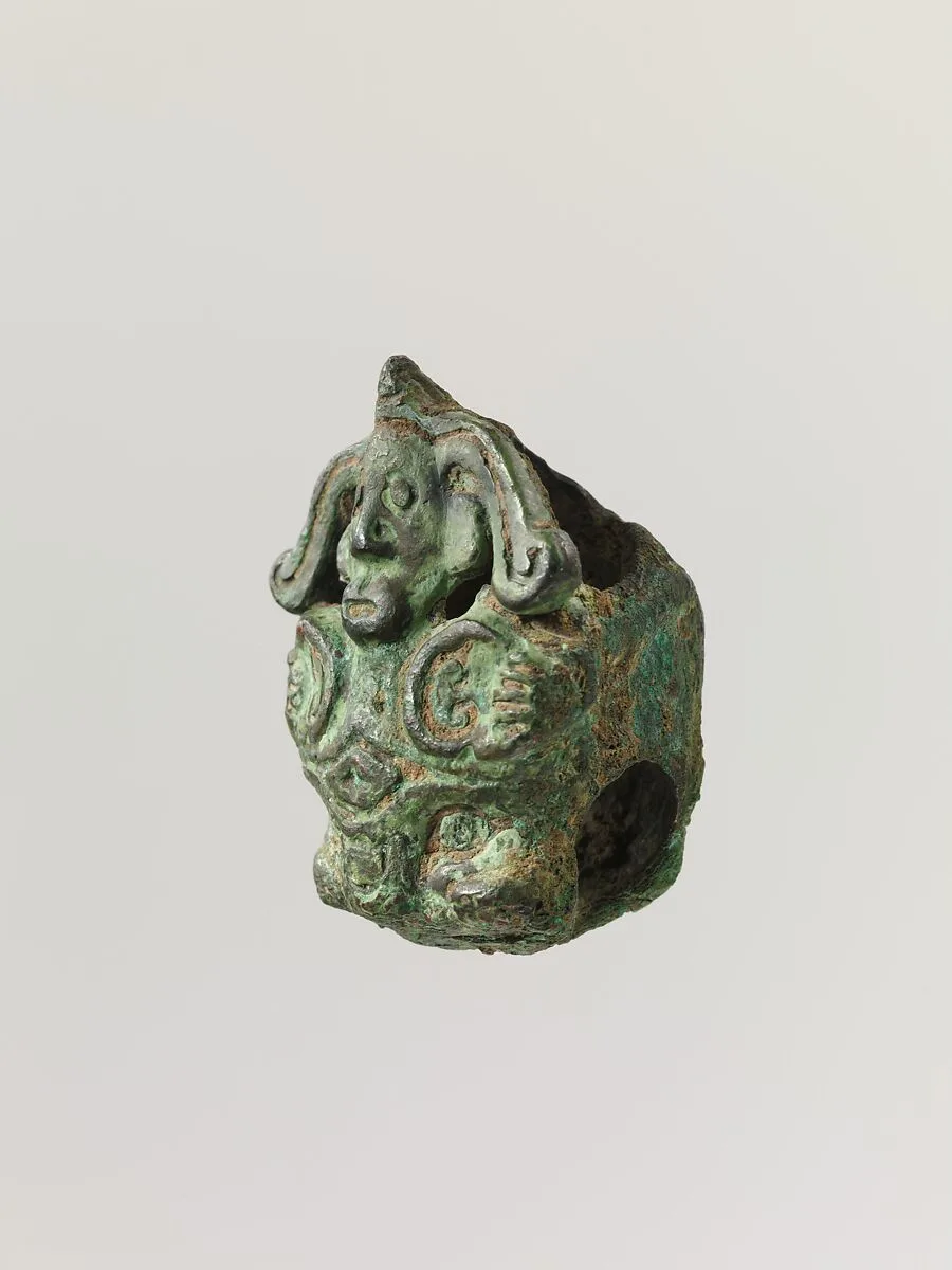 商至西周 青銅人虎紋端飾|Fitting in the shape of a man grasping a tiger head — Unknown