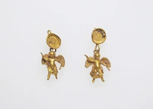 Earring with pendants of Eros